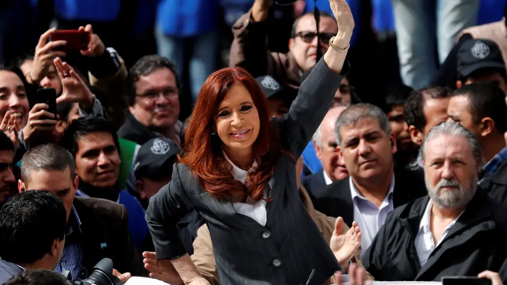 Cristina Fernández de Kirchner se pega un baño de masas a la salida de su declaración en los juzgados.