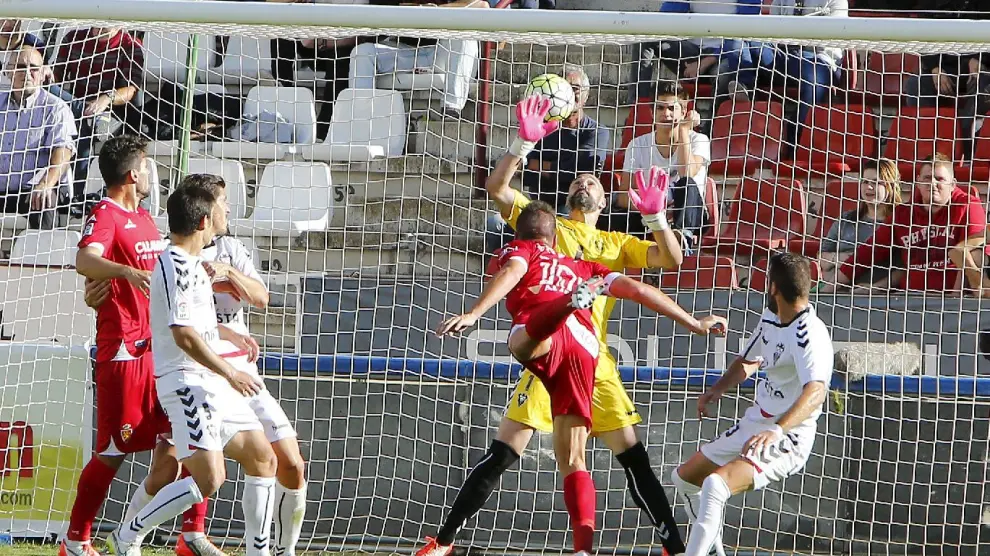 Ortuño, ya fuera de la plantilla del Real Zaragoza, cabecea el 0-2 en Albacete, día en el que el equipo aragonés venció 1-3. Es uno de los tantos marcados este año con la testa a la salida de balones parados, saques de esquina o faltas.