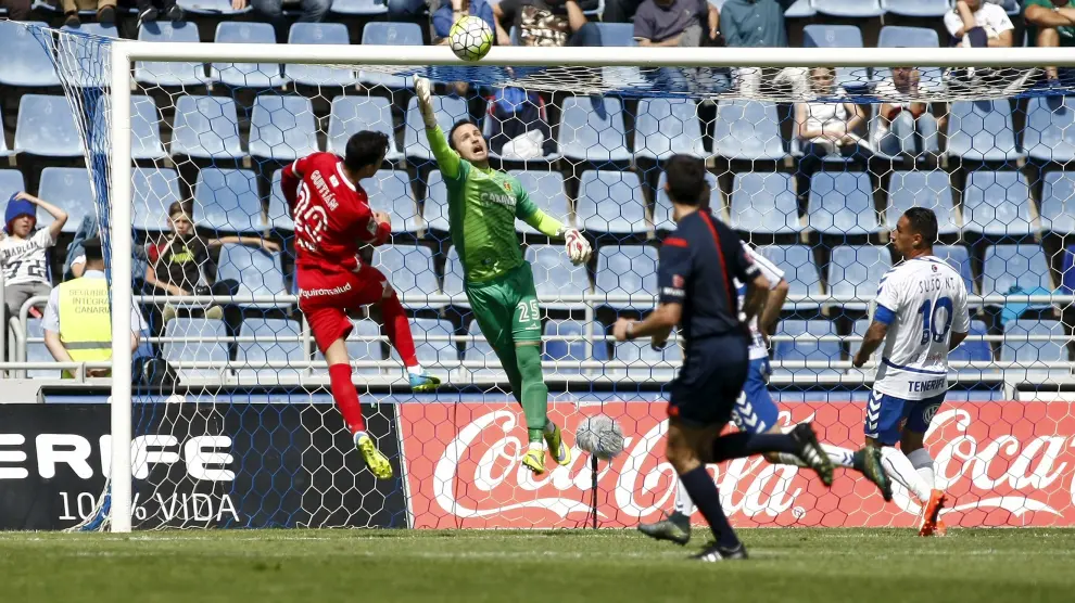 Manu Herrera despeja un balón en el partido ante el Tenerife, que acabó con la portería a cero