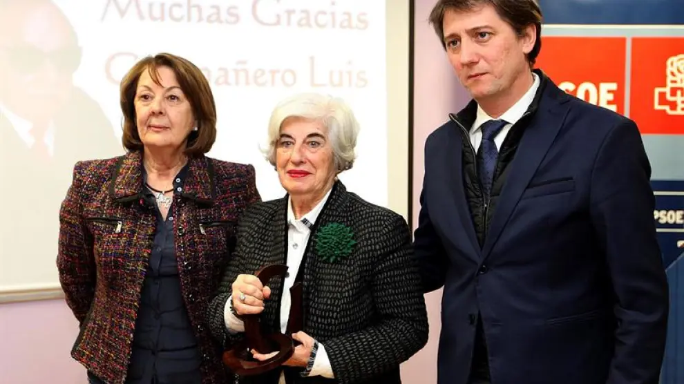 La abogada Francisco Sauquillo (c), acompañada por el alcalde de Soria, Carlos Martínez (d), y la concejala del Ayuntamiento, Rosa Romero (i), recibe el Premio por las Libertades Luis Cabrejas