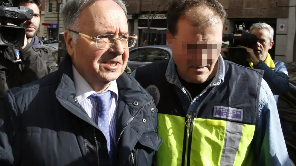 Operación de la UDEF contra Manos Limpias y Ausbanc. El secretario general de Manos Limpias, Miguel Bernad, tras ser detenido.