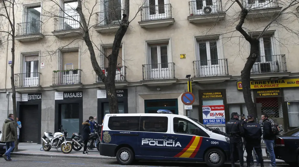 Operación de la UDEF contra Manos Limpias y Ausbanc. Agentes de la Policía Naiconal, en la sede de Manos Limpias en Madrid.