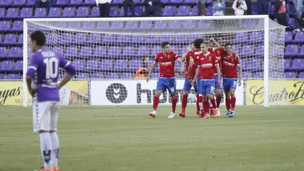 Los jugadores del Real Zaragoza celebran uno de los goles en el partido de la pasada temporada