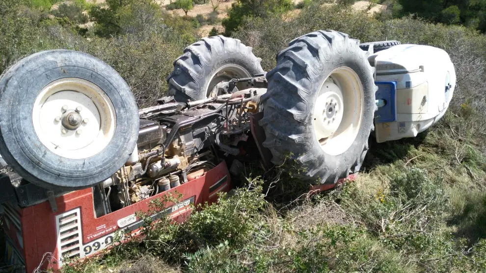 Un fallecido tras volcarle el tractor en Mequinenza