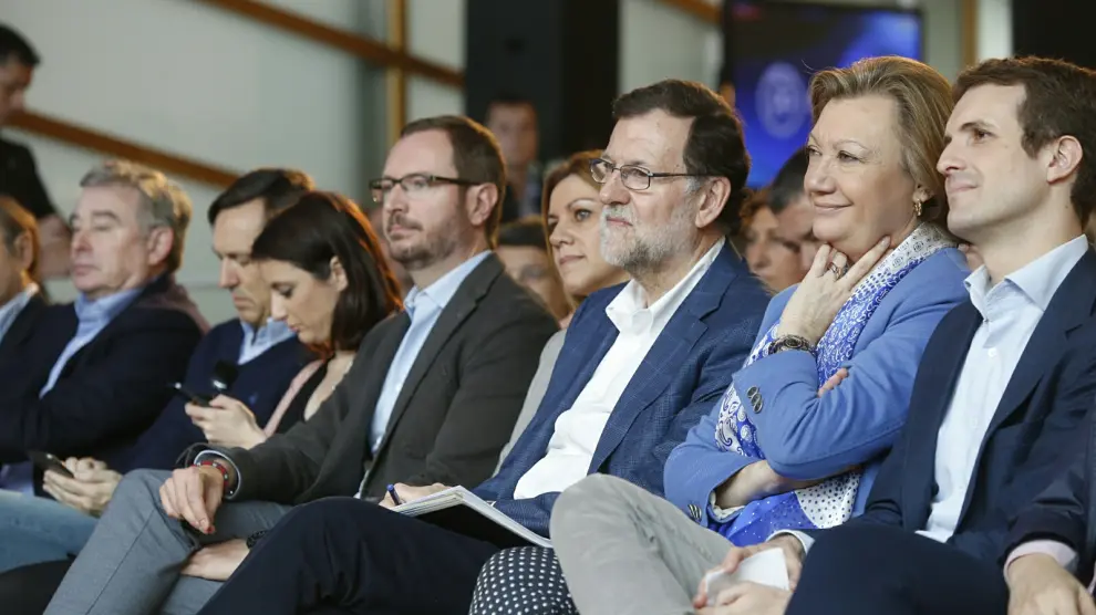 Mariano Rajoy, este sábado en Zaragoza junto a Luisa Fernanda Rudi, María Dolores de Cospedal y Pablo Casado.