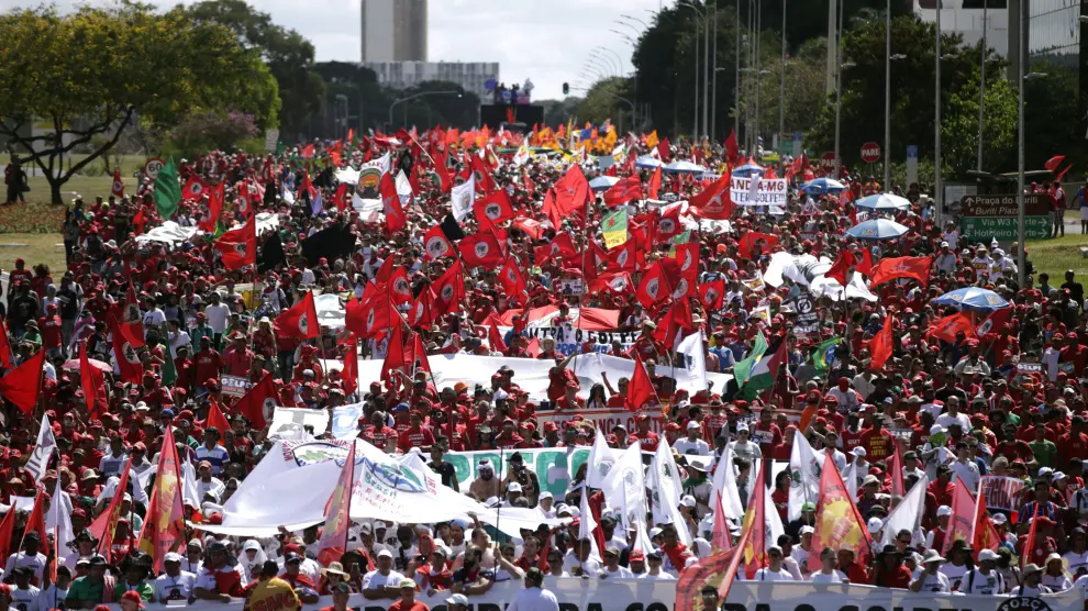 Los brasileños salen a la calle a favor y en contra de Rousseff