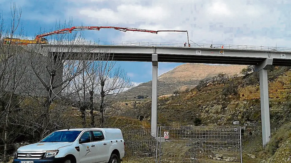 Obras del puente sobre el barranco de Mas de los Arcos, de más de 30 metros de altura.