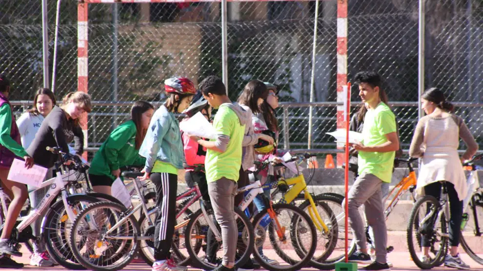 Chicos en bicicleta en Huesca.