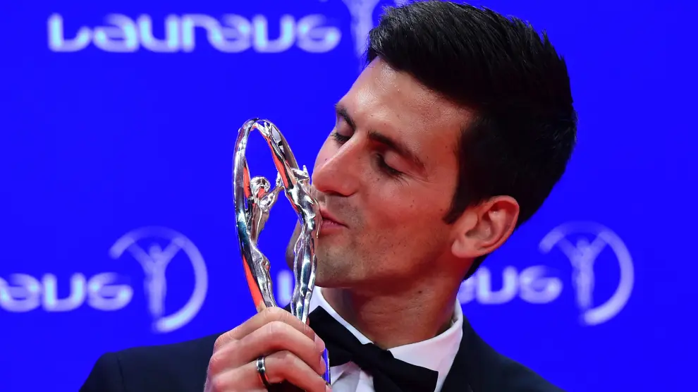 Novak Djokovic posa con su premio Laureus al mejor deportista masculino del año.
