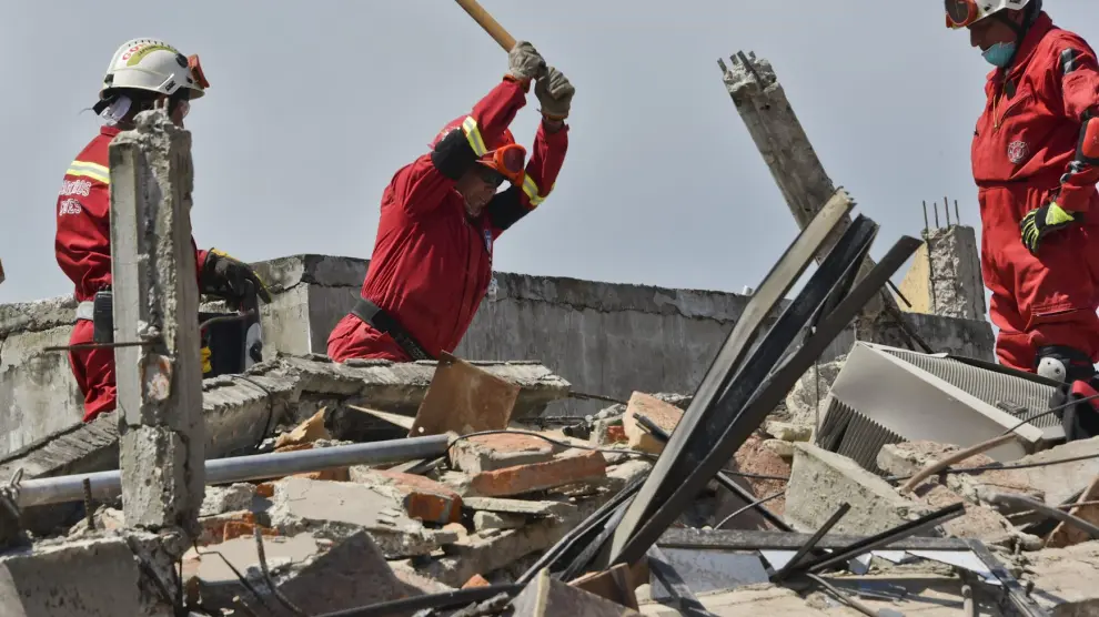 Continúan las tareas de desescombro y rescate tras el terremoto en Ecuador.
