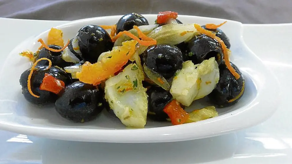 Con este aliño de aceitunas negras con bacalao y mandarina participa la aragonesa Belén Marín.