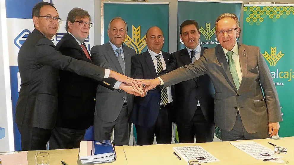 Los presidentes de las patronales y cajas rurales de Teruel, Cuenca y Soria, tras firmar el acuerdo.