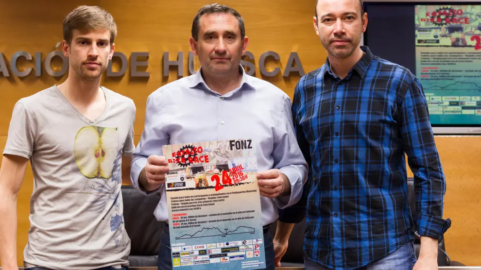 El alcalde de Fonz, Toño Ferrer, el concejal de Deportes y ciclista, Armando García, y el presidente del Club Ciclista Boscos Monzón, Santiago Acosta durante la presentación.