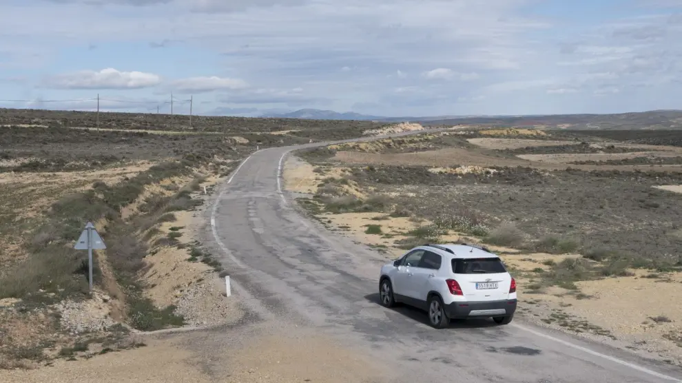 La carretera a Huesa del Común en la foto está llena de baches y curvas y es estrecha.