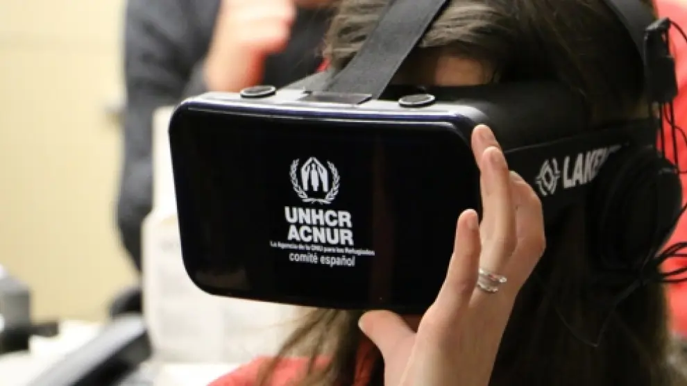 Una usuaria con las gafas de realidad virtual del Comité español de ACNUR.