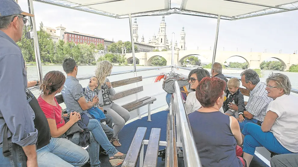 Un grupo de usuarios disfruta del Félix de Azara II durante la última temporada de navegación fluvial, el año pasado.