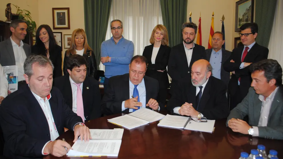Firma del alcalde de la localidad, José Manuel Aranda, el concejal de Industria, Rafael Rincón, y los empresarios.