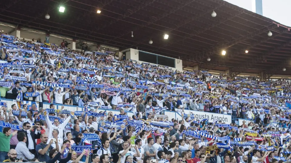 La afición de La Romareda, en un graderío repleto, apoya al Real Zaragoza en el choque de la promoción ante Las Palmas el pasado mes de junio.