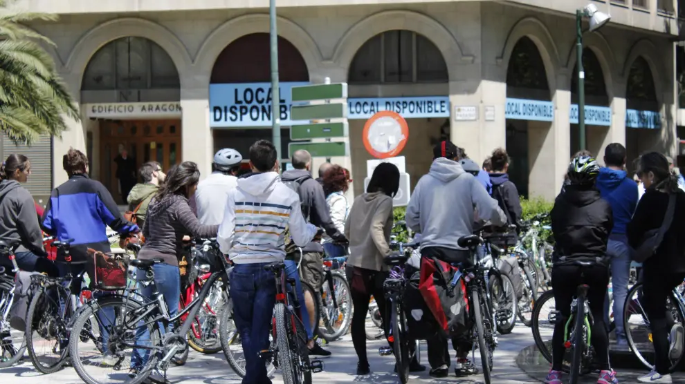 Marcha ciclista reivindicativa en el centro de Zaragoza