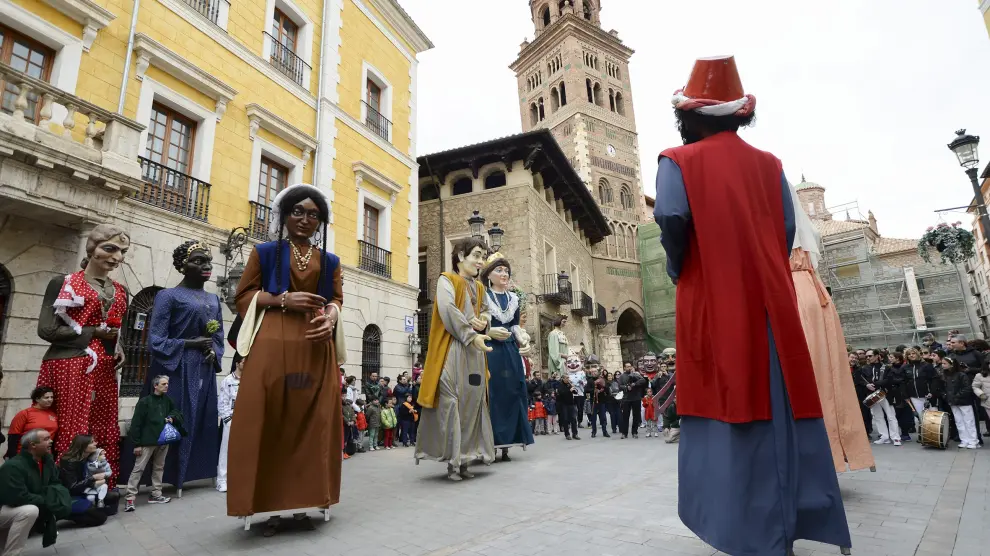 Los gigantes de Ontinyent bailan en la plaza de la Catedral mientras los turolenses esperan a las puertas del Ayuntamiento.