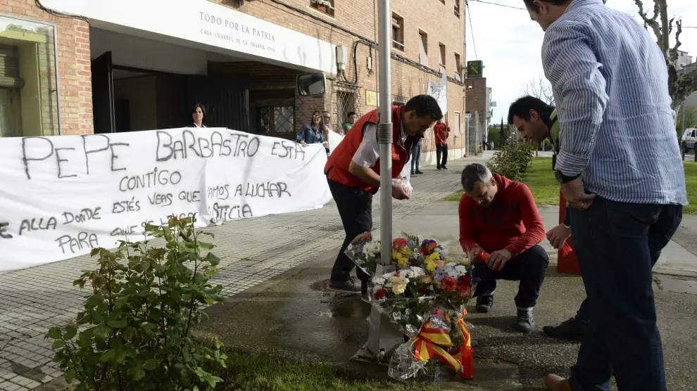 Compañeros del guardia fallecido colocaron flores frente al cuartel al finalizar la manifestación.