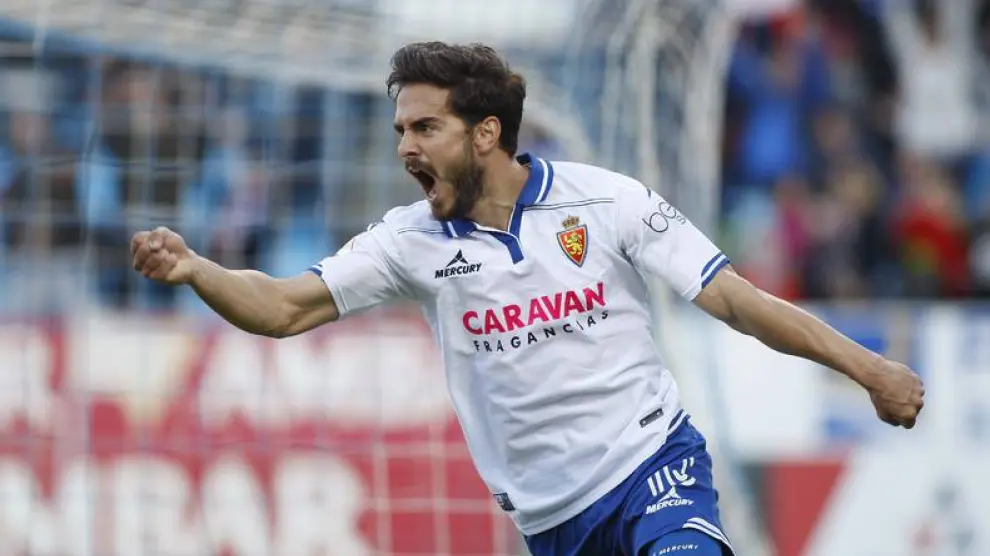 Javi Ros celebra su primer gol con el Real Zaragoza