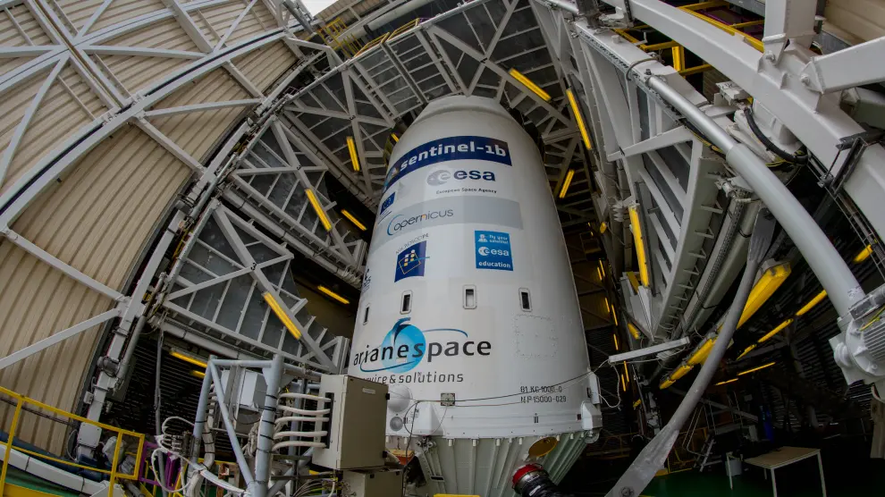 La cofia o parte alta del cohete ruso Soyuz donde está alojado el Sentinel 1B se mantiene refrigerada y en condiciones medioambientales seguras.
