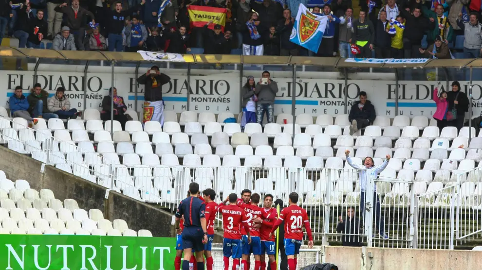 Los jugadores del Real Zaragoza celebran el 0-2 que logró Borja Bastón el año pasado en el partido ante el Racing de Santander en El Sardinero.