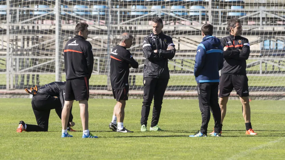 Lluís Carreras, rodeado de su cuerpo técnico y auxiliares, en el entrenamiento del pasado lunes.