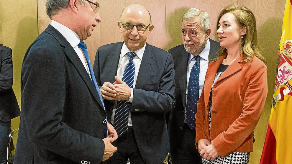 El consejero Gimeno, el ministro Montoro y los secretarios de Estado Beteta y Fernández, ayer.