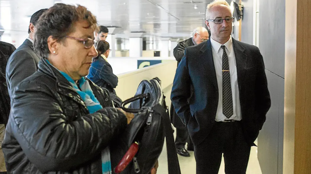 La alcaldesa Teresa Solanas Rubio y el acusado Miguel Sala Gómez, ayer, en los juzgados.