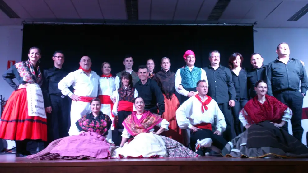 Foto de familia del grupo de jotas de la asociación cultural El Puyalón en Capdesaso.