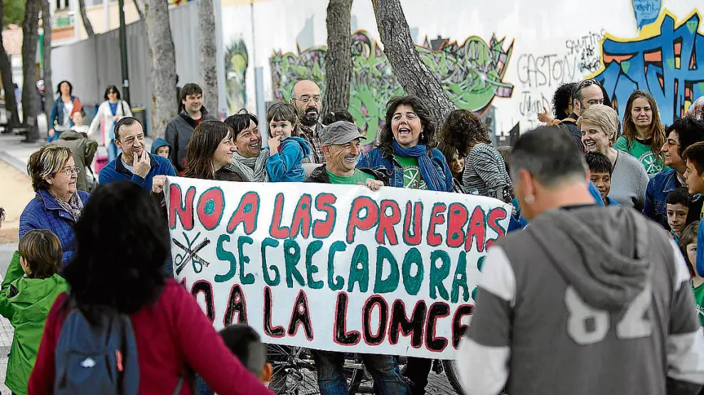 Hace justo un año. La imagen corresponde a una protesta contra las pruebas que recoge la Lomce que se realizó ante el colegio Sáinz de Varanda de Zaragoza coincidiendo con los exámanes en tercero de primaria.