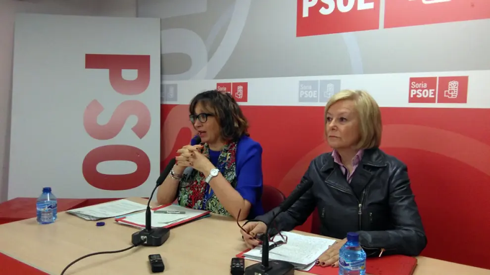La portavoz socialista en la Comisión de Interior del Senado, Carmen Pereira,  junto a la senadora socialista por Soria María Irigoyen.