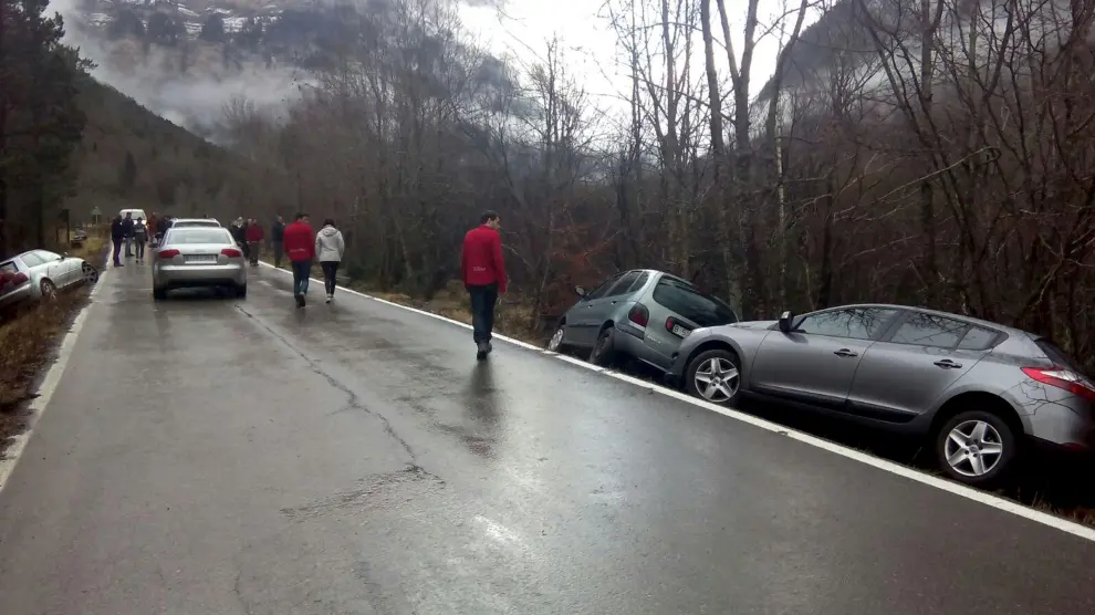 Salida de tres vehículos de la calzada el 2 de enero por no echar sal en la carretera de la Pradera.