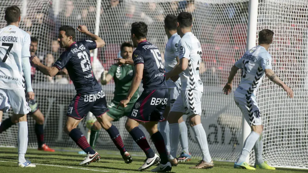 Íñigo López anotó dos goles casi idénticos a la salida de un sendos córners, que sentenciaron el partido frente al Llagostera.