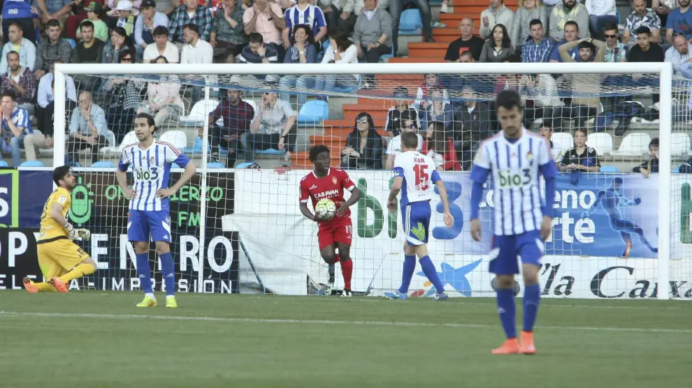 Dongou recoge el balón de dentro de la portería de la Ponferradina tras logra Ángel el 1-1 en el minuto 81.