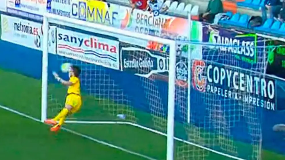 Captura del vídeo del partido Ponferradina-Real Zaragoza en el momento en el que Santamaría saca la pelota tras la falta lanzada por Ortí.