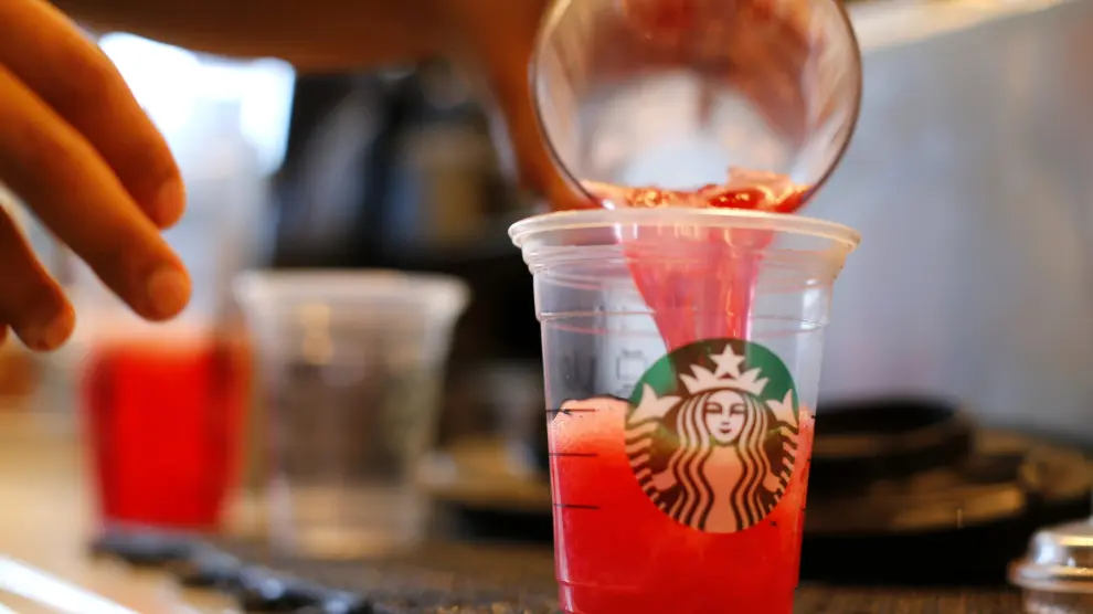 Un camarero prepara un bebida con hielo en Starbucks.