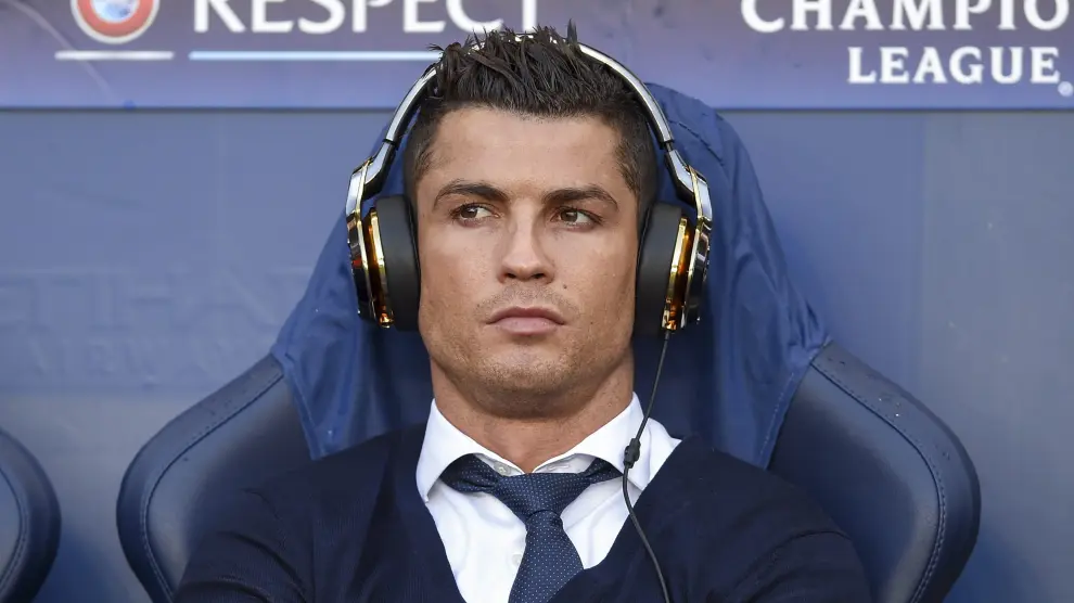 Cristiano Ronaldo, en el banquillo, antes del partido del Real Madrid contra el Manchester City