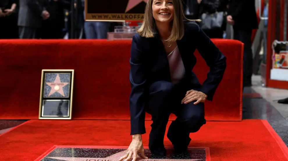 La actriz Jodie Foster tocando su estrella en el Paseo de la Fama de Hollywood.