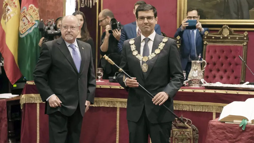 Francisco Cuenca durante la toma de posesión del collar y el bastón del Ayuntamiento.