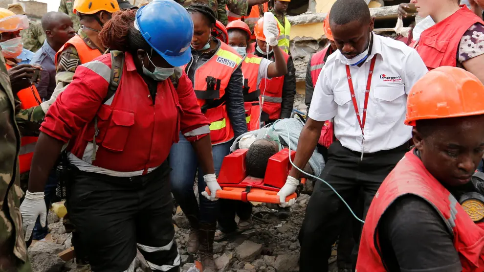 Rescate de una mujer seis días después del derrumbe de un edificio en Nairobi