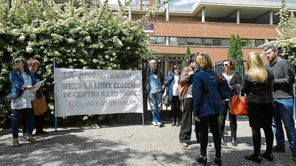 Protesta de los padres de La Almozara ante el Servicio Provincial de Educación, ayer.
