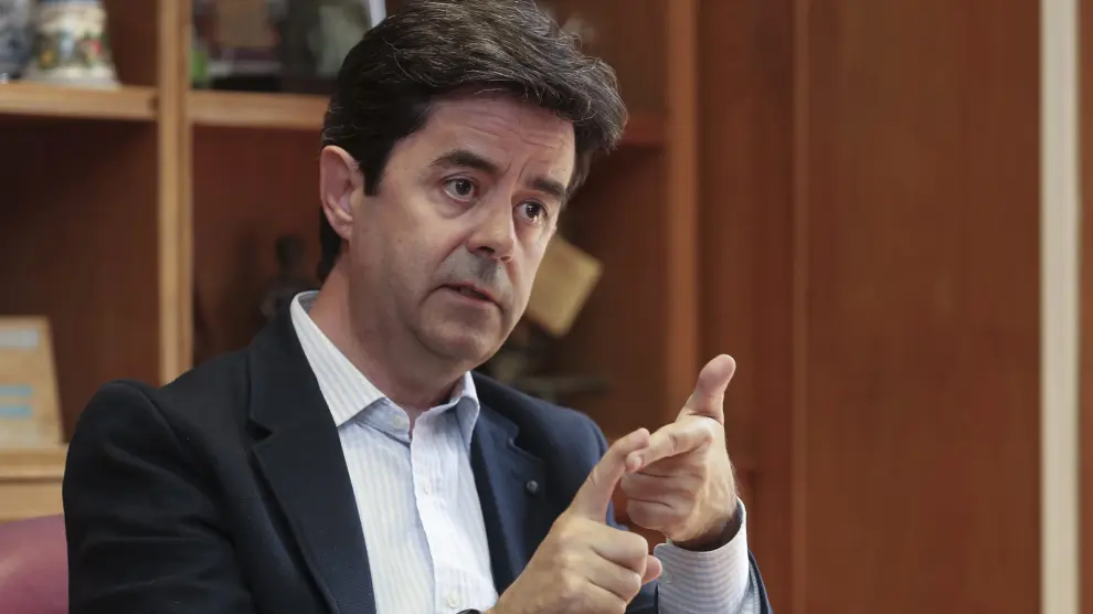 El alcalde de Huesca, Luis Felipe (PSOE), durante un momento de la entrevista en su despacho.