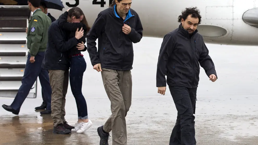 Los periodistas españoles, a su llegada a la base aérea de Torrejón