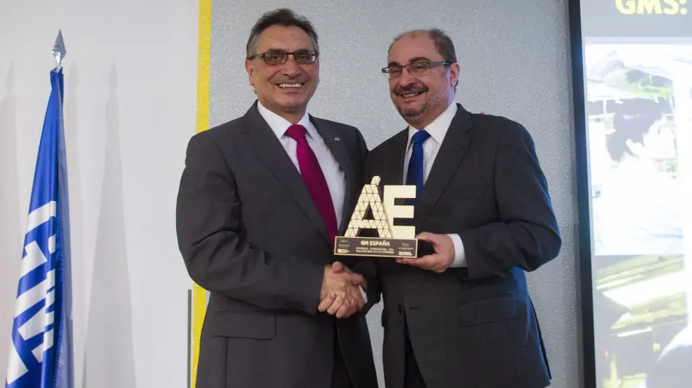 ?Javier Lambán entrega el Sello de Oro del IAF a Antonio Cobo, director general de General Motors.