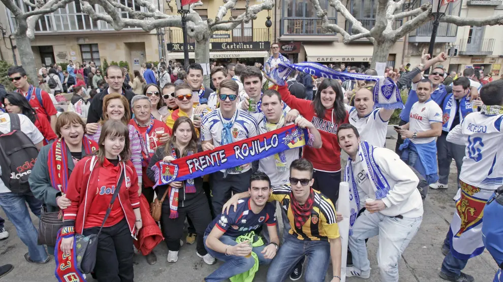 Aficionados del Real Zaragoza y el Numancia, antes de uno de los últimos partidos en Soria, en la plaza Mayor