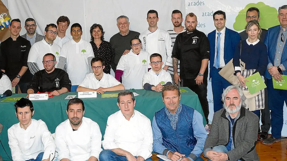 Cocineros, alumnos y colaboradores, durante la presentación de la iniciativa conocida como Inclucina.