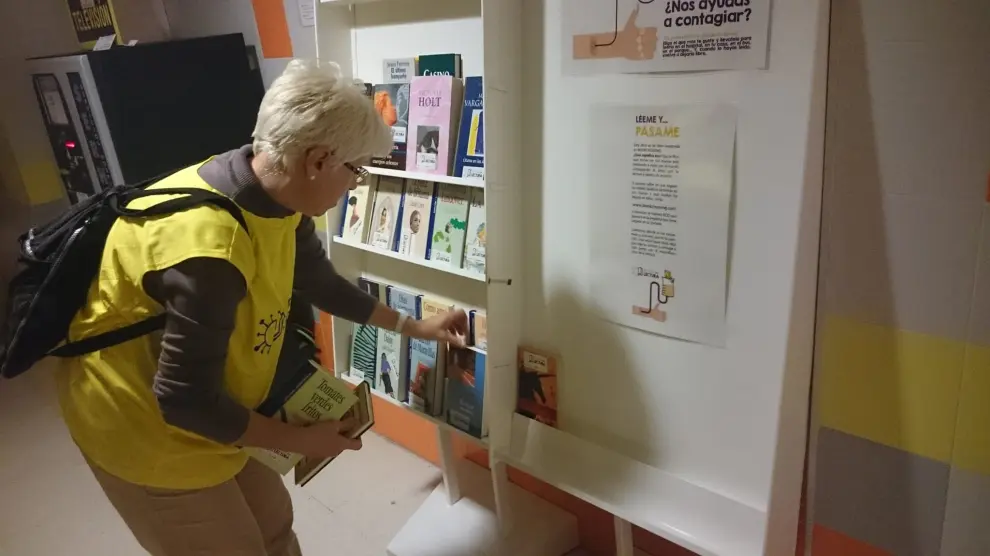 Una voluntaria coloca libros en una estantería del Provincial.